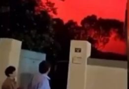 INCRÍVEL: Céu fica completamente vermelho e assusta moradores em vilarejo – VEJA O VÍDEO