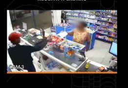 Cliente entra em farmácia durante assalto e entrega receita a ladrão – VEJA VÍDEO