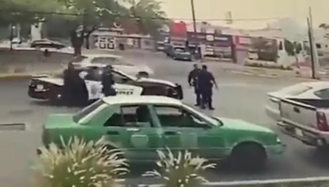policiais brigando mexico - PANCADARIA: Vídeo flagra policiais trocando socos e chutes entre si no meio da rua - VEJA
