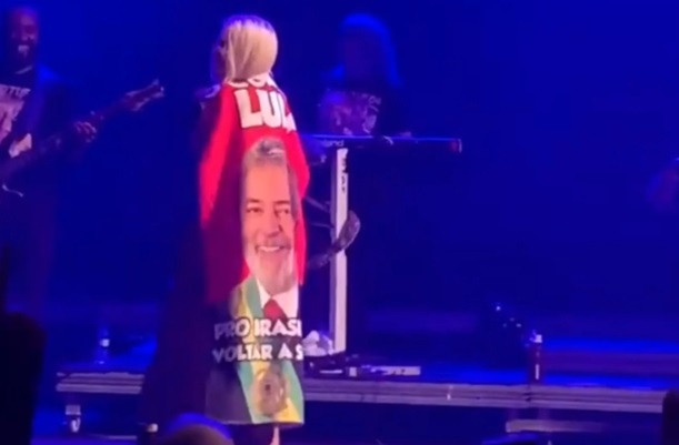 sonza toalah - Durante apresentação em João Pessoa, Luísa Sonza levanta toalha de Lula no palco: "Presente" - VÍDEO