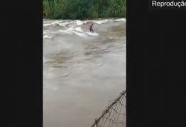 Homem surfa em rio após fortes chuvas causadas por ciclone – VEJA VÍDEO
