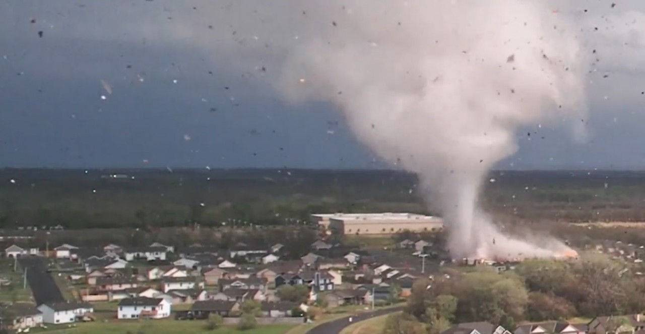 tornado kansas - SURREAL: Drone flagra momento em que tornado se forma e 'varre' mais de mil edifícios - ASSISTA