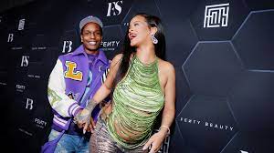 Rihanna dá à luz a um menino em Los Angeles, diz TMZ