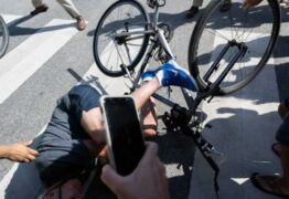 Presidente americano Joe Biden sofre acidente de bicicleta – VEJA O VÍDEO