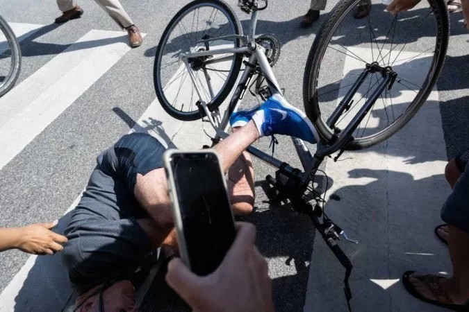 AnyConv.com  1 000 32cq8tj 25893058 - Presidente americano Joe Biden sofre acidente de bicicleta - VEJA O VÍDEO