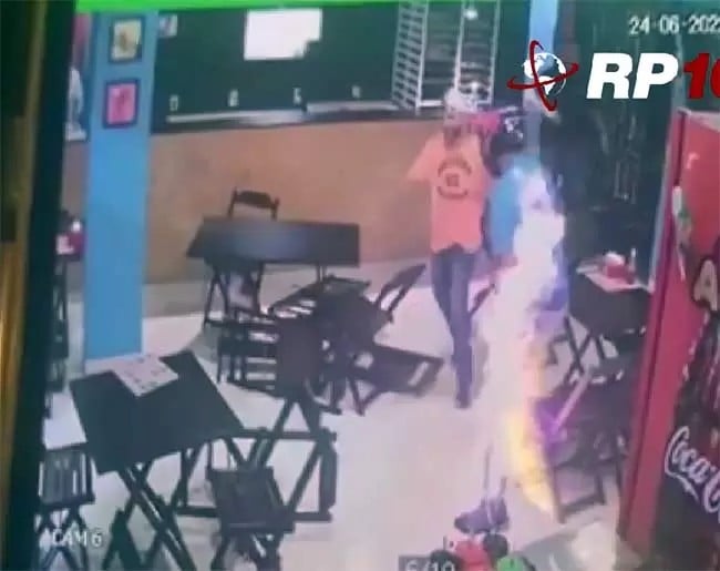 AnyConv.com  25 fogo - Garçom ateia fogo em colega de trabalho após briga dentro de lanchonete: VEJA O VÍDEO