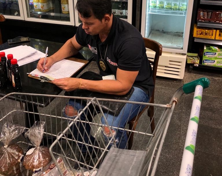 FISCALIZACAOAPREENSAO3 - Procon apreende produtos com data de validade vencida e autua supermercados em João Pessoa