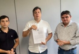 Ao lado do prefeito, Júnior Araújo comemora assinatura convênio de R$ 151 mil para investimentos na saúde do município de Belém de Brejo do Cruz