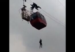 SUSTO: Bondinhos “quebram” a 300 metros de altura e turistas descem por corda – VEJA VÍDEO
