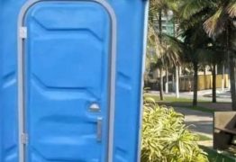 Homem furta banheiro químico para usar como ‘motel’ e acaba detido