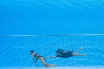 Nadadora americana passa mal e precisa ser retirada às pressas de piscina