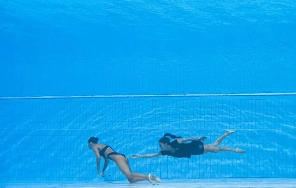 nadadora piscina - Nadadora americana passa mal e precisa ser retirada às pressas de piscina