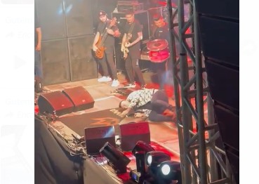Captura de tela 2022 07 25 133231 - Durante show na Paraíba, cantor sofre queda no palco - VEJA VÍDEO