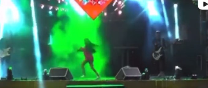 Capturar 55 - Cantora Danieze Santiago sai correndo do palco após ouvir tiros durante show na Paraíba - VEJA VÍDEO 