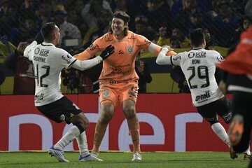 FW88Da WQAIQZKE 360x240 - Corinthians supera Boca nos pênaltis e segue vivo na Libertadores