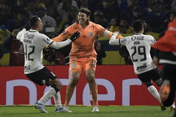 FW88Da WQAIQZKE - Corinthians supera Boca nos pênaltis e segue vivo na Libertadores