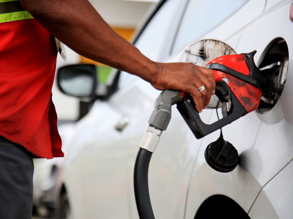 gasolina diesel combustivel posto abastecer 1643655155109 v2 4x3 - Petrobras anuncia novo corte nos preços dos combustíveis e gasolina pode despencar 15 centavos