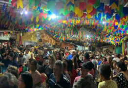 Parceria da Prefeitura de Campina Grande com a Campina FM encerra festejos juninos ao som de Ton Oliveira, na Vila do Artesão