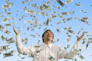 Money raining from the sky 360x240 - Homem ganha na loteria duas vezes em dois meses