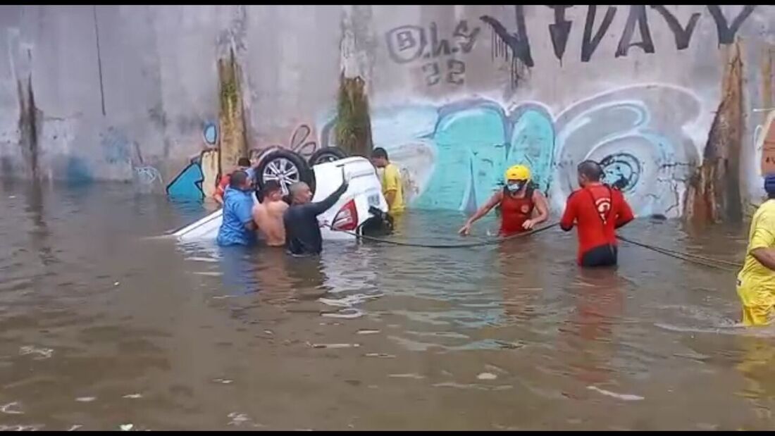 whatsapp image 2022 08 03 at 102703 1 - TRAGÉDIA: mulher morre afogada ao tentar passar com carro em túnel alagado no Recife - VEJA VÍDEO