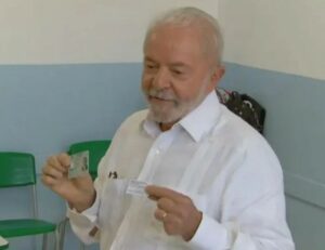 lulu 1 300x231 - Ex-presidente Lula vota em São Bernardo do Campo, no ABC Paulista
