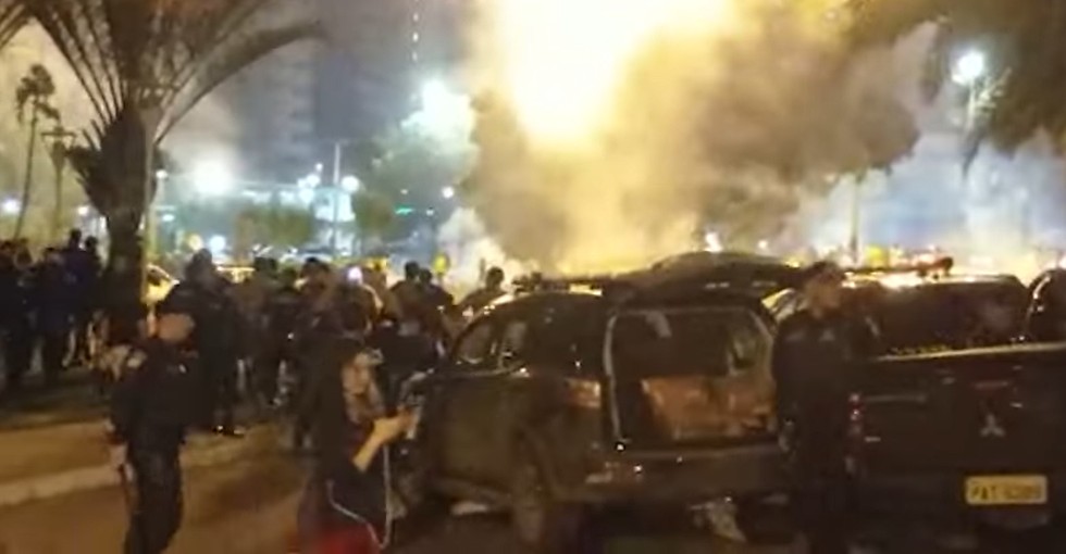 Capturar 51 - Bombas, tiros e gás de pimenta: Bolsonaristas tentam invadir prédio da PF em Brasília e causam "quebradeira" - VEJA VÍDEOS