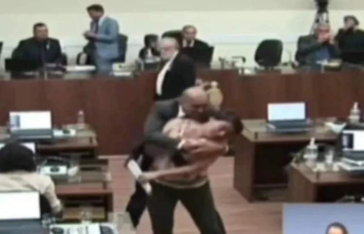 VV - Vereadora é abraçada e beijada à força por parlamentar em sessão da Câmara; VEJA VÍDEO