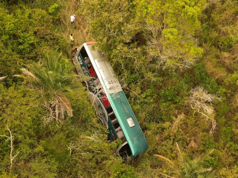 onibus - Ônibus turístico de Conde cai em despenhadeiro na Serra da Jurema, em Guarabira - VEJA VÍDEO