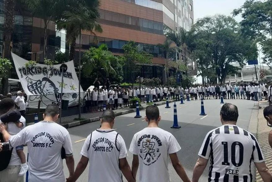 peletorcedores - Torcida do Santos vai à porta de hospital prestar solidariedade a Pelé