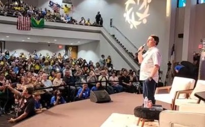 Captura de tela 2023 02 12 154212 - Em igreja na Flórida, Bolsonaro anuncia volta ao Brasil e diz que "missão não acabou"