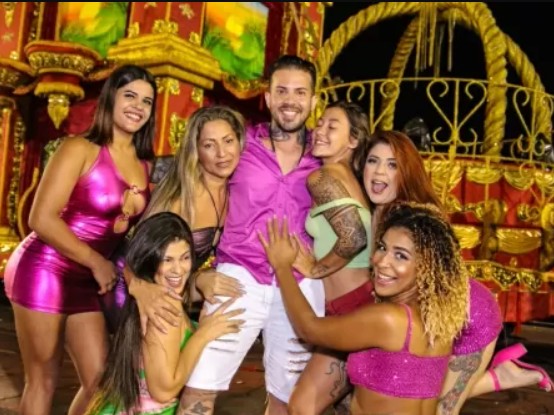 Captura de tela 2023 02 12 162033 - Paraibano Arthur Urso e 6 esposas participantes de ensaio de Escola de Samba em SP