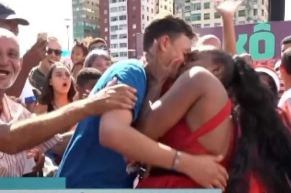 reporter beijo - Repórter é surpreendido e recebe beijo na boca ao vivo durante cobertura em bloco de carnaval - VEJA VÍDEO