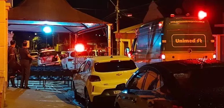 AnyConv.com  ataque hospital to7v1bqa24ir - CONFUSÃO: Homem procura atendimento, esfaqueia 8 pessoas em hospital e é morto pela polícia