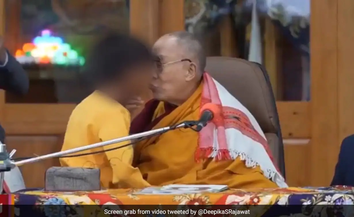 AnyConv.com  rlibr1jo dalai lama 625x300 09 April 23 - PEDOFILIA?: Monge Dalai Lama dá beijo em garoto e causa revolta nas redes - VEJA O VÍDEO
