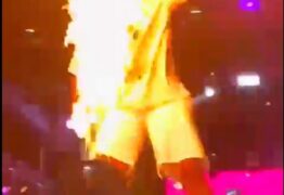 Zé Felipe quase tem rosto queimado por fogo durante show – VEJA VÍDEO