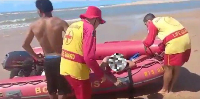 jhyutrred - Corpo de Bombeiros salva homens de afogamento na Praia de Gramame, em João Pessoa