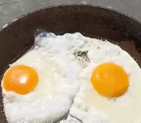 ovos - INACREDITÁVEL?! Mulher frita ovos na calçada após temperatura superar os 41°C