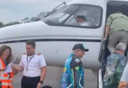Vídeo mostra momento em que turistas embarcam em avião em Manaus