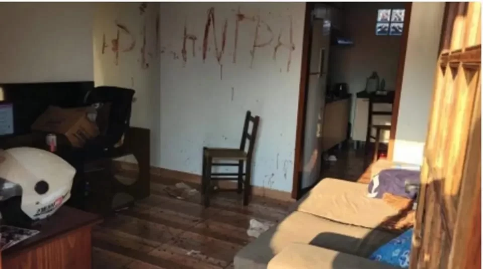 Captura de Tela 2023 10 04 as 08.01.21 960x536.jpg 1 - CENAS DE TERROR: Homem espanca namorada e filho e usa sangue para escrever xingamento em parede