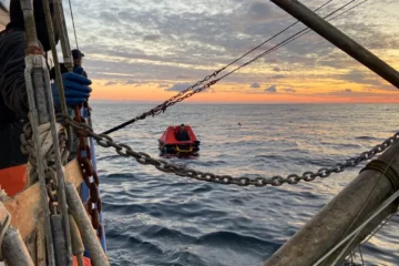 MILAGRE: Homem desaparecido no mar há 2 semanas é encontrado vivo em bote salva-vidas; confira