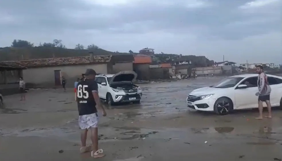 45075lg - Tsunami arrasta carros e assusta frequentadores de praia em Santa Catarina; assista
