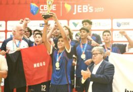 João Azevêdo entrega medalhas de ouro a campões paraibanos do voleibol masculino nos Jogos Escolares Brasileiros