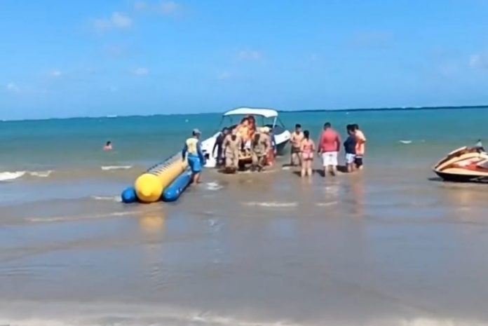 acidentebananaboatcabedelo1 696x465 1 - Turista cai de embarcação em praia de Cabedelo e é levado para hospitalem JP