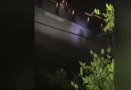Homem é jogado de ponte após sequestro e se salva agarrando em cabos; assista