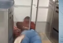 Mulher fica presa em catraca ao tentar embarcar em BRT sem pagar; veja vídeo