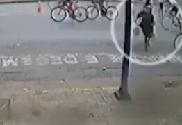 Idosa é atropelada ao tentar atravessar rua durante prova de ciclismo; veja vídeo