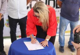 Na Praia de Tabatinga, Prefeita Karla Pimentel assina Ordem de Serviço para construção da Praça do Sol