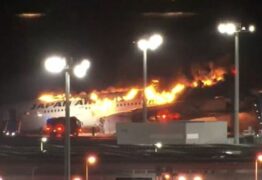 Avião pega fogo no Japão; companhia diz que retirou todas as 379 pessoas que estavam a bordo