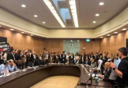 Parentes de reféns invadem reunião do parlamento israelense
