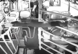 Mulher tenta colocar fogo em ex-marido dentro de ônibus; veja vídeo
